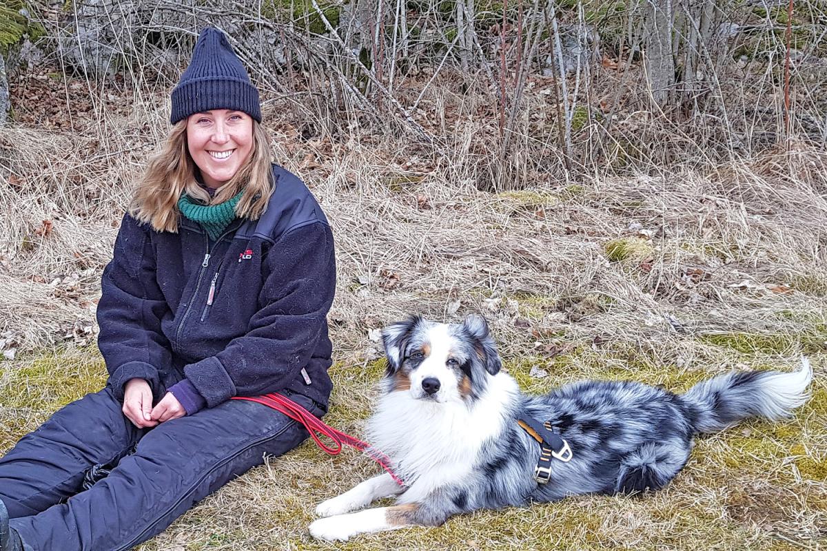 Hund med matte kopplar av på klubben